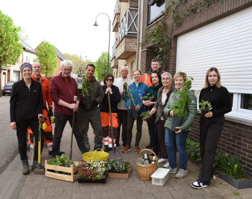 Groepsfoto mensen in een tuinstraat