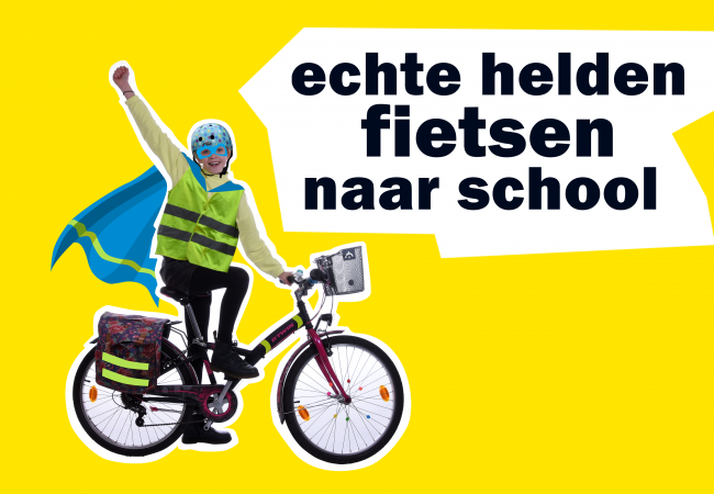 jongen met superheldenpak op fiets + tekstballon 'echte helden fietsen naar school'