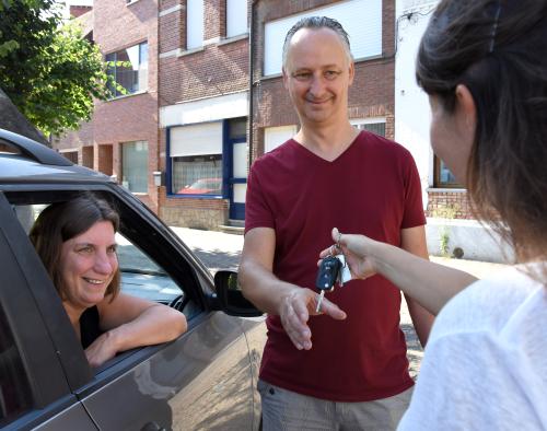 Een autosleutel wordt uitgewisseld tussen verschillende autodelers.