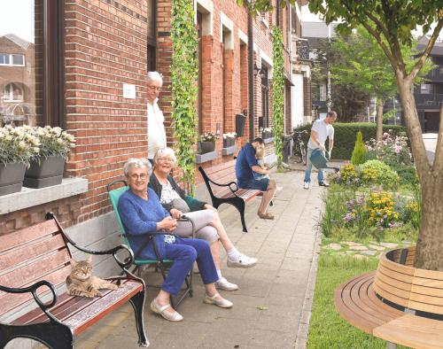 Droombeeld van een tuinstraat met twee oudere dames op een bankje