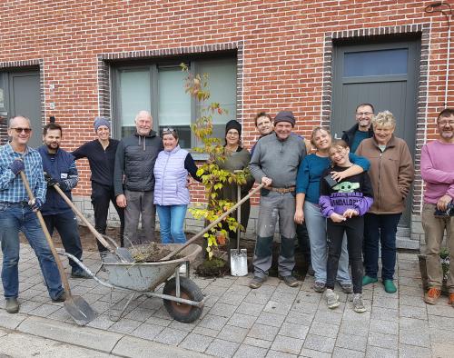 Bewoners van een tuinstraat poseren voor hun pas aangelegde geveltuin