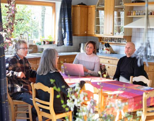 HUISdokters geven renovatieadvies aan de keukentafel van een aanvrager