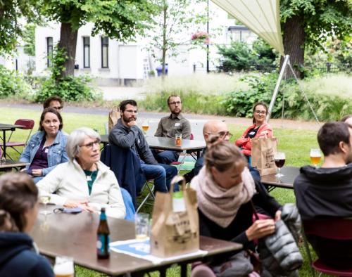 Een gezellige bijeenkomst van Klimaatmakers op het dorpsplein van gemeente Olen.