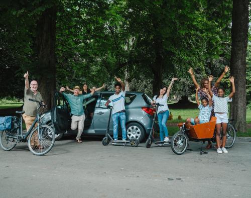Kempen2030_autodelen Een groepsfoto bij een deelauto.