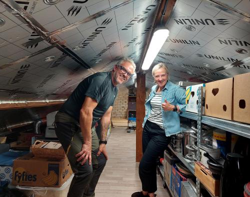 Twee mensen op een geïsoleerde zolder