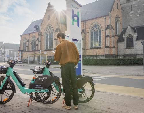 Kempen2030_deelfietsen man bij Hoppy deelfietsen