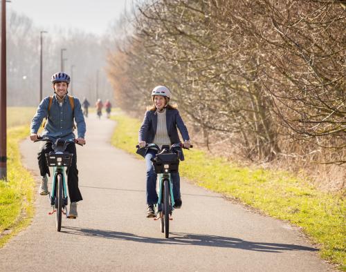 Kempen2030_deelfietsen 2 fietsers met Hoppy deelfiets in landelijke omgeving