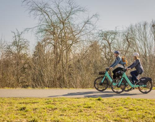 twee fietsers met Hoppy-fiets in landelijke omgeving