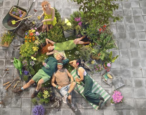 Kempen2030_vktegelwippen Bartel Van Riet ligt samen met anderen op een groen stukje tussen tegels